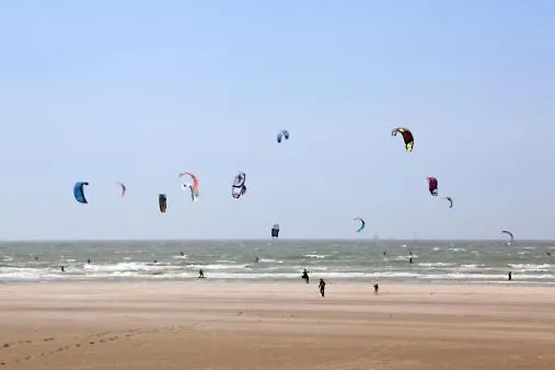 Villa Mistral : Strandhuis Voor 10 Personen 브뤼헤 0*,  벨기에